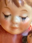Vorschaubild 3 von M.I. Hummel Club 2001/02 Mädchen mit Puppe Künstlerpuppe rot