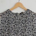 Vorschaubild 3 von Top Damen ärmellos Raffungen weiß gepunktet Animal Print Gr. 46
