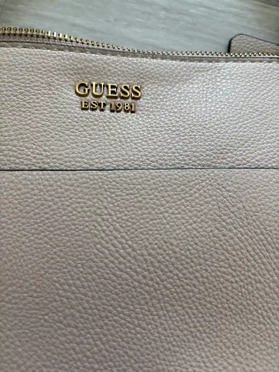 GUESS Henkeltasche Bild 3