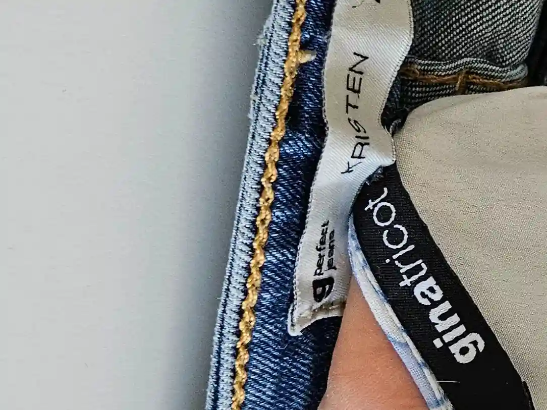 GINA TRICOT Destroyed Jeans Bild 5