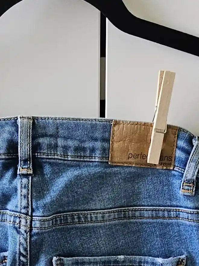 GINA TRICOT Destroyed Jeans Bild 4
