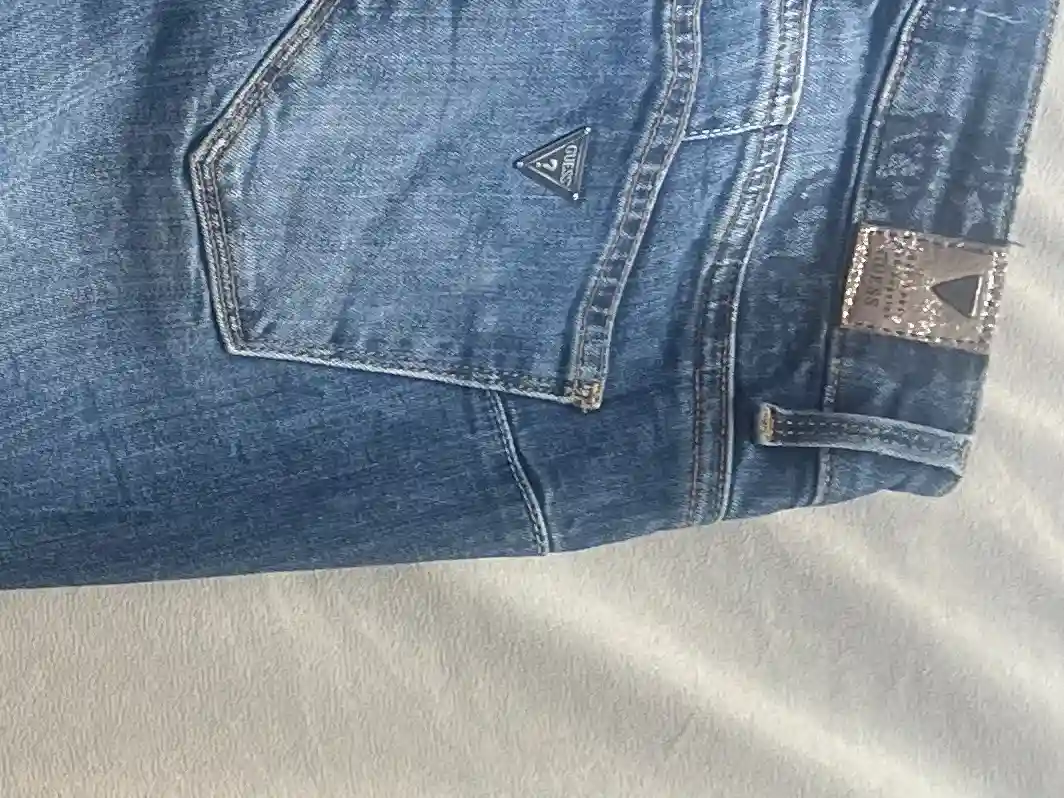 GUESS Destroyed Jeans Bild 3