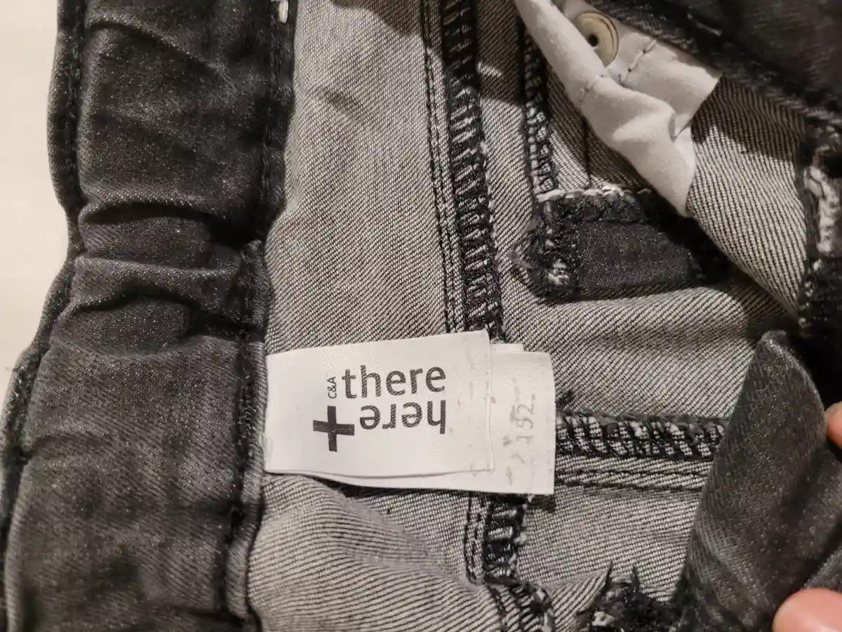 HERE & THERE Jeans Tapered Fit Bild 4