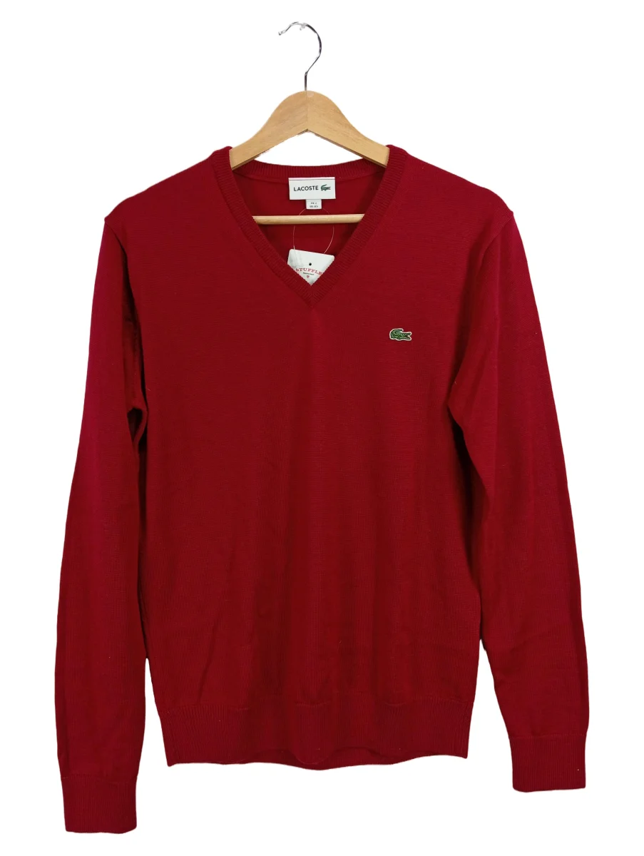 Roter Lacoste-Pullover mit V-Ausschnitt auf einem Bügel