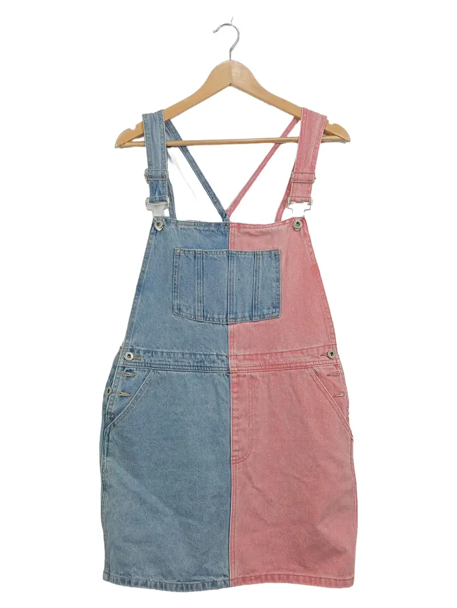 Zweifarbiges Latzkleid aus Jeansstoff auf einem Bügel