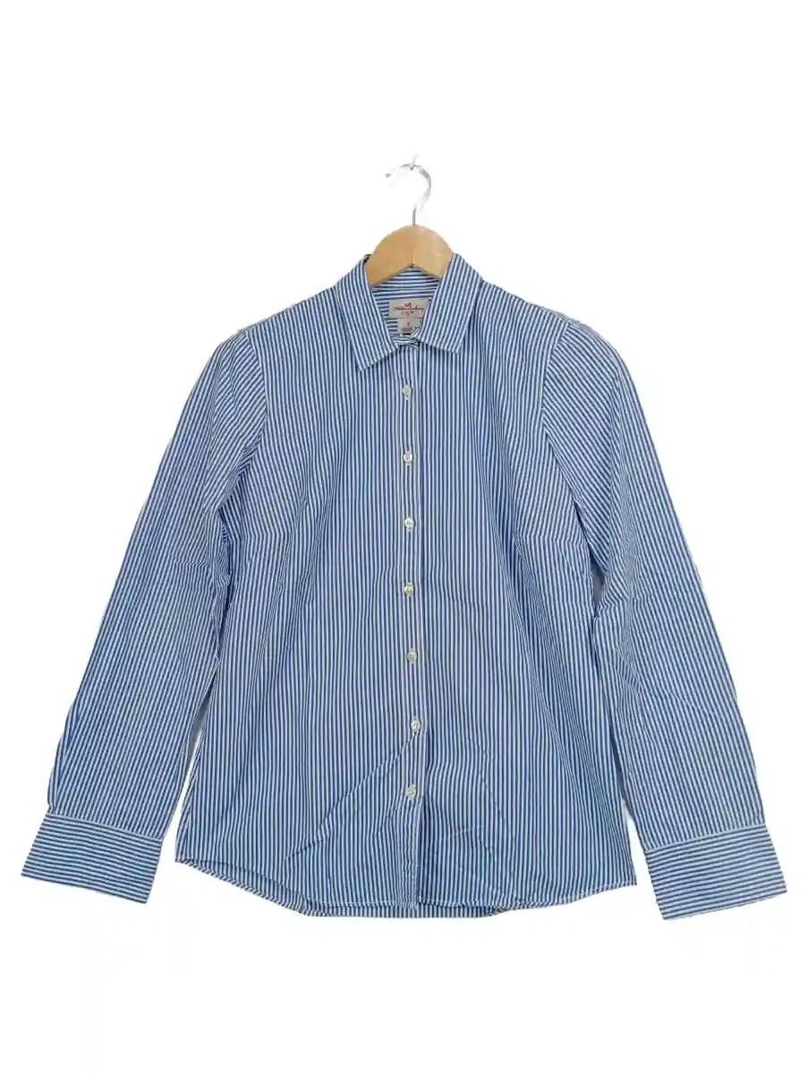 Blau-weiß gestreifte Hemdbluse auf einem Bügel