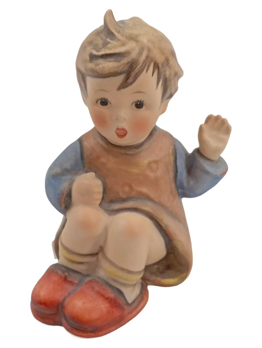 GOEBEL Dekofigur Porzellanfigur Kind winkend handbemalt…
