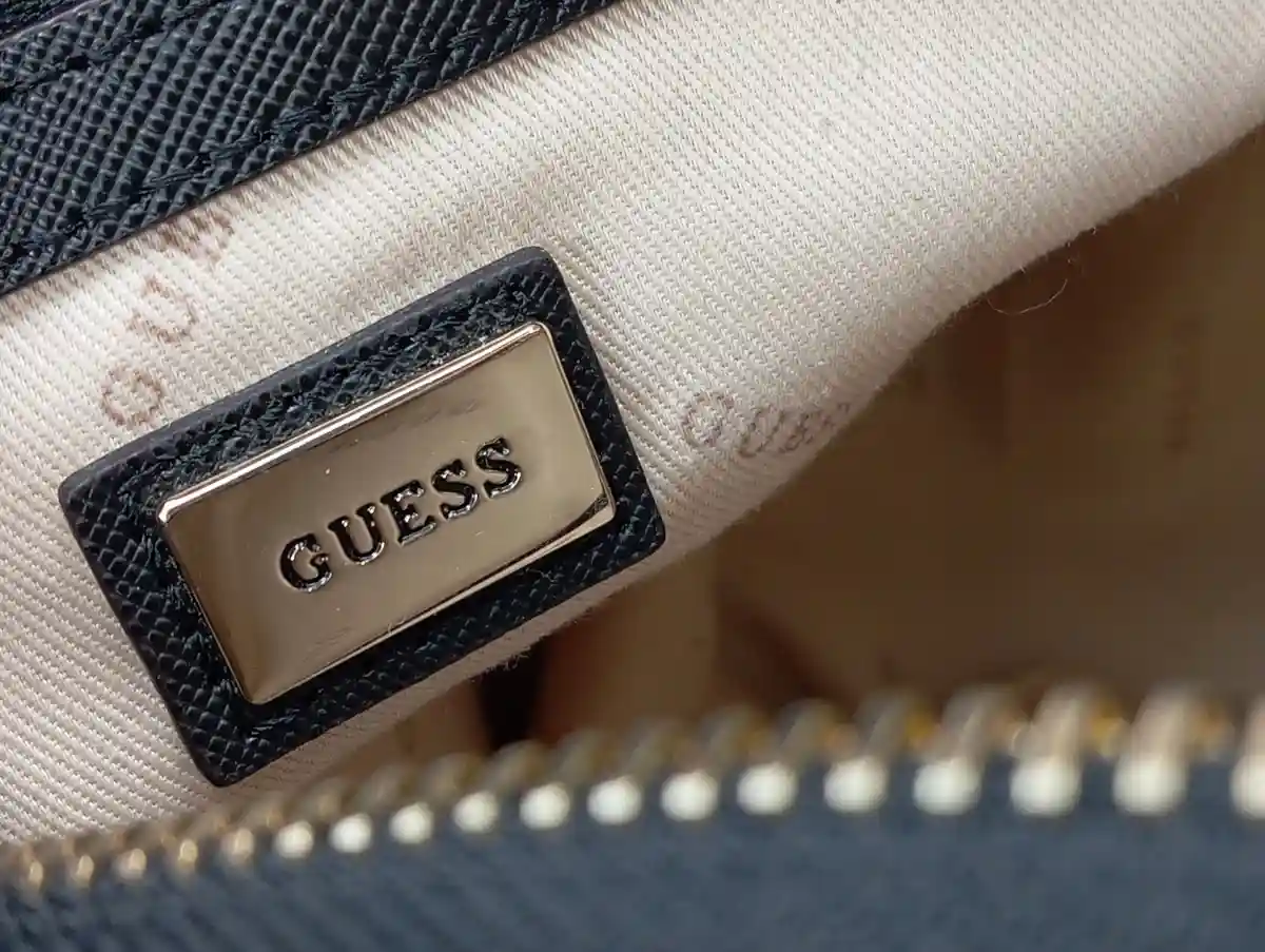 GUESS Henkeltasche Bild 3